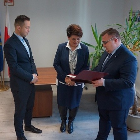 Na zdjęciu (od lewej): Marcin Kucia z Parku Przemysłowego Metalchem, Mariola Szymańska z Klastra Chemii Specjalistycznej Chem-Ster oraz członek zarządu województwa opolskiego Szymon Ogłaza.