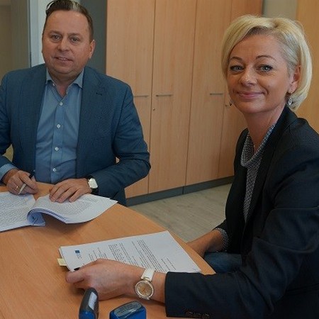 Na zdjęciu Agata Mrózek, przedstawiciel firmy NADIR, docelowo dyrektor powstającej w Zawadzkiem placówki oraz prezes firmy NADIR Tomasz Trepka podczas podpisania umowy o dofinansowanie w ramach naboru na infrastruktu