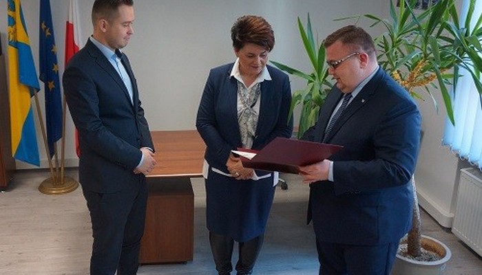 Na zdjęciu (od lewej): Marcin Kucia z Parku Przemysłowego Metalchem, Mariola Szymańska z Klastra Chemii Specjalistycznej Chem-Ster oraz członek zarządu województwa opolskiego Szymon Ogłaza.