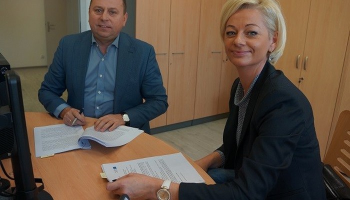 Na zdjęciu Agata Mrózek, przedstawiciel firmy NADIR, docelowo dyrektor powstającej w Zawadzkiem placówki oraz prezes firmy NADIR Tomasz Trepka podczas podpisania umowy o dofinansowanie w ramach naboru na infrastruktu