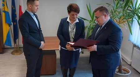 Na zdjęciu (od lewej): Marcin Kucia z Parku Przemysłowego Metalchem, Mariola Szymańska z Klastra Chemii Specjalistycznej Chem-Ster oraz członek zarządu województwa opolskiego Szymon Ogłaza.
